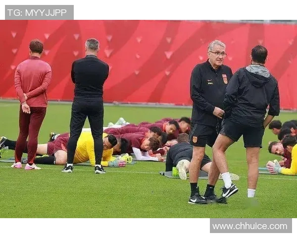 国足封闭训练三天教练组或将调整部分球员以提升战斗力